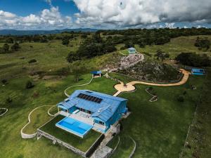 Luftaufnahme eines Hauses mit Swimmingpool in der Unterkunft Finca Jasmat in Cabrera