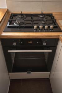 cocina con fogones negros en MB Studio, en Brasov