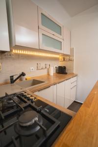 una cocina con estufa y encimera en MB Studio, en Brasov 15 fotos más