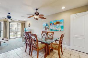 Un comedor con mesa y sillas y un ventilador de techo. en Gulfside Townhomes 7 by Meyer Vacation Rentals, en Gulf Shores