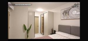 un dormitorio con una cama y un espejo en Emmar Marassi Marina views chalet, en El Alamein