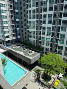 an overhead view of a large building with a swimming pool at 芭提雅中心地区 The Base 高档公寓酒店 in Pattaya Central
