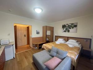 En eller flere senge i et værelse på Termál Schmitz Apartmanok B6