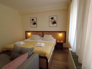 En eller flere senge i et værelse på Termál Schmitz Apartmanok B6