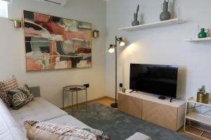 Μια τηλεόραση ή/και κέντρο ψυχαγωγίας στο Dabney3 Apartments +14 φωτογραφίες