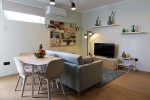 a living room with a couch and a table at Dabney3 Apartments in Madalena