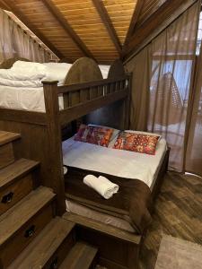 1 dormitorio con 2 literas en una tienda de campaña en QahramanoffsChalet, en Gabala 35 fotos más