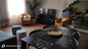 Televisyen dan/atau pusat hiburan di Il Parione Luxury Apartment with view, Florence