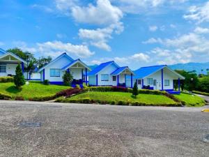 una fila de casas con techos azules en Hotel Villa Mónaco, en Pereira