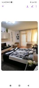 A bed or beds in a room at Heni Apartman