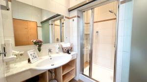 Vannituba majutusasutuses Gästezimmer Karolina