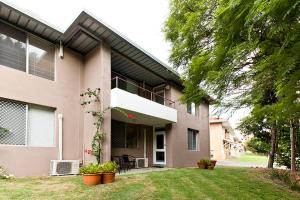 a house with a balcony and a yard at Cunningham Terrace 1 in Perth