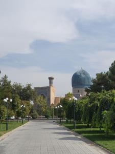 una strada di fronte a un edificio con una cupola di Shaxboz Guest House a Samarkand