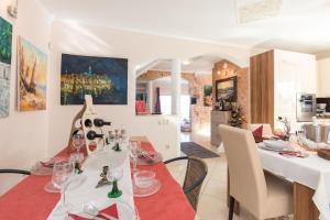 Nápoje v ubytování Beautiful Luxury Apartment in Villa Emily With Amazing Sea View