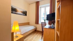 Televiisor ja/või meelelahutuskeskus majutusasutuses Gästezimmer Karolina