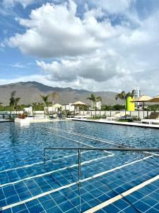 Bazén v ubytování Lujosa Apartasuite en Santa Marta nebo v jeho okolí