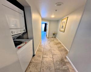 een hal die leidt naar een keuken met een magnetron bij Wyndham Ocean Walk Resort -7th Floor 2 BR Direct Oceanfront Condo 3 Balcony's in Daytona Beach