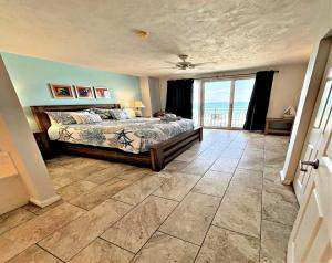 een slaapkamer met een bed en uitzicht op de oceaan bij Wyndham Ocean Walk Resort -7th Floor 2 BR Direct Oceanfront Condo 3 Balcony's in Daytona Beach