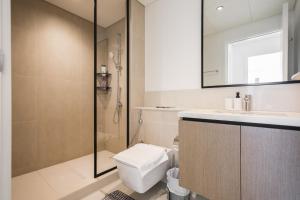 un bagno con doccia, WC e lavandino di Sea & City Views - Burj Crown - 5 Min Walk to Mall a Dubai