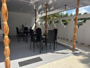 Um restaurante ou outro lugar para comer em Velana Vibes at Mathiveri