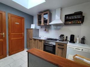 Køkken eller tekøkken på Chez Nanou location saisonnière 2 chambres + 14 billeder