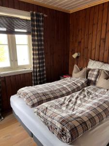 Drøm deg bort til fjells Velkommen til en perle av en hytteにあるベッド