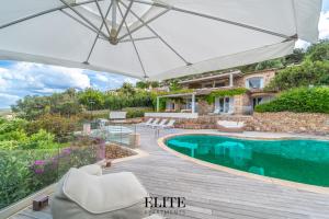 una casa con piscina e ombrellone di Prestigiosa Villa di Lusso con Vista Mozzafiato a Porto Cervo