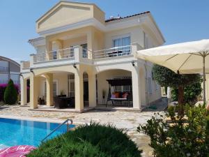 Bazén v ubytování VillaBelek nebo v jeho okolí