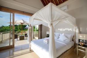 En eller flere senge i et værelse på Adinda Balangan Beach Villa + 33 billeder