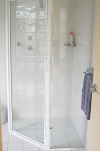 een douche met een glazen deur in de badkamer bij Lindsays of Kangaroo Island in Penneshaw