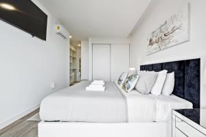a white bedroom with a large white bed at Villa Vellure by Homie in Funchal