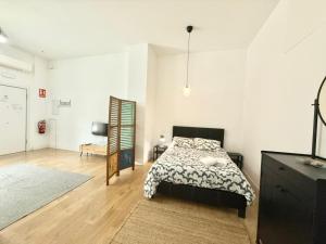 sypialnia z łóżkiem i komodą w obiekcie Aluche Aparment B w Madrycie