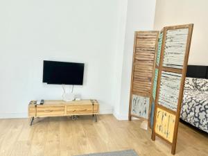 Telewizja i/lub zestaw kina domowego w obiekcie Aluche Aparment B