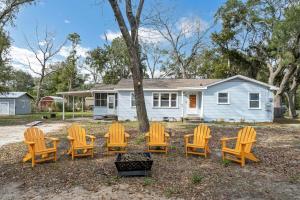 a group of chairs sitting in front of a house at Tiny Home w Great Bay Views Pets Near Eglin Beach in Freeport