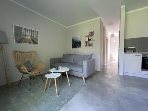ein Wohnzimmer mit Sofa und Tisch in der Unterkunft Idyllischer Hof mit 5 Wohnungen nahe des Saaler Boddens in Saal