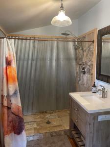 bagno con lavandino e doccia con tenda per la doccia di Aubin Sky Lodging at the YL Ranch a Savery Altre 82 foto