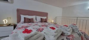 ein Schlafzimmer mit einem Bett mit Handtüchern darauf in der Unterkunft DV House Via toledo QuartieriSpagnoli in Neapel