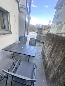 a picnic table and chairs next to a building at Bergträume Gauen - CharmingStay in Flumserberg