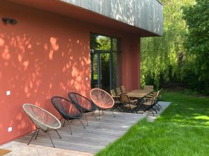 a group of chairs and a table on a deck at Große Loft im Naturschutzgebiet mit eigenem Garten in Templin