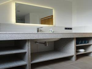 KopendorfにあるFerienhaus in Fehmarn OT Köpendorfの洗面台と鏡のあるバスルーム +32枚の写真