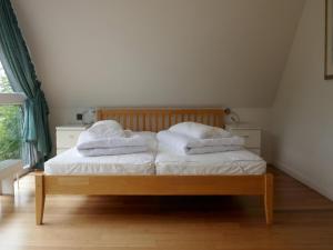 KopendorfにあるFerienhaus in Fehmarn OT Köpendorfのベッド(白いシーツ、枕付)