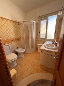 A bathroom at Appartamento U scrusciu ro mari