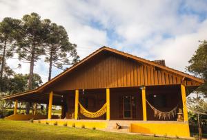 a yellow building with a net at Pousada Sitio Campina da Casa in Piraí do Sul