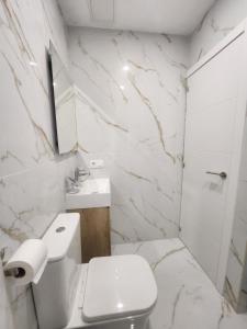 ein weißes Badezimmer mit Toilette und Waschbecken in der Unterkunft Martianez Luxury vista Tenerife in Puerto de la Cruz