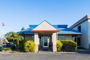 een gebouw met een vlag ervoor bij Garden Executive Hotel in South Plainfield