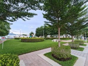 a park with green grass and trees and bushes at Tu espacio ideal in San Miguel