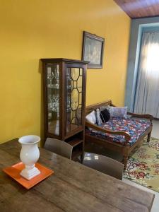 サルバドールにあるCasa Colonialのテーブルとソファのあるリビングルーム