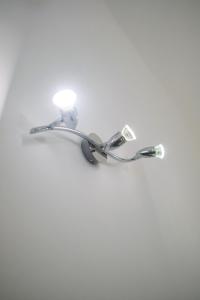 una lámpara en una pared blanca en Sunrise, en Castellana Grotte