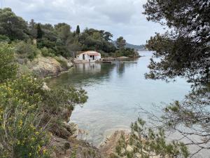 a river with a house in the middle of it at Charmant petit appartement vue mer et corniche Esterel in Anthéor