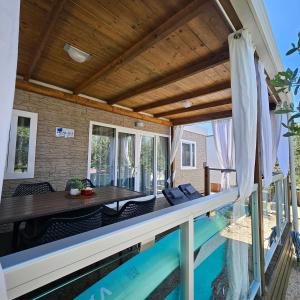 Bazén v ubytování Mobile House 4 you, Murter - Slanica nebo v jeho okolí
